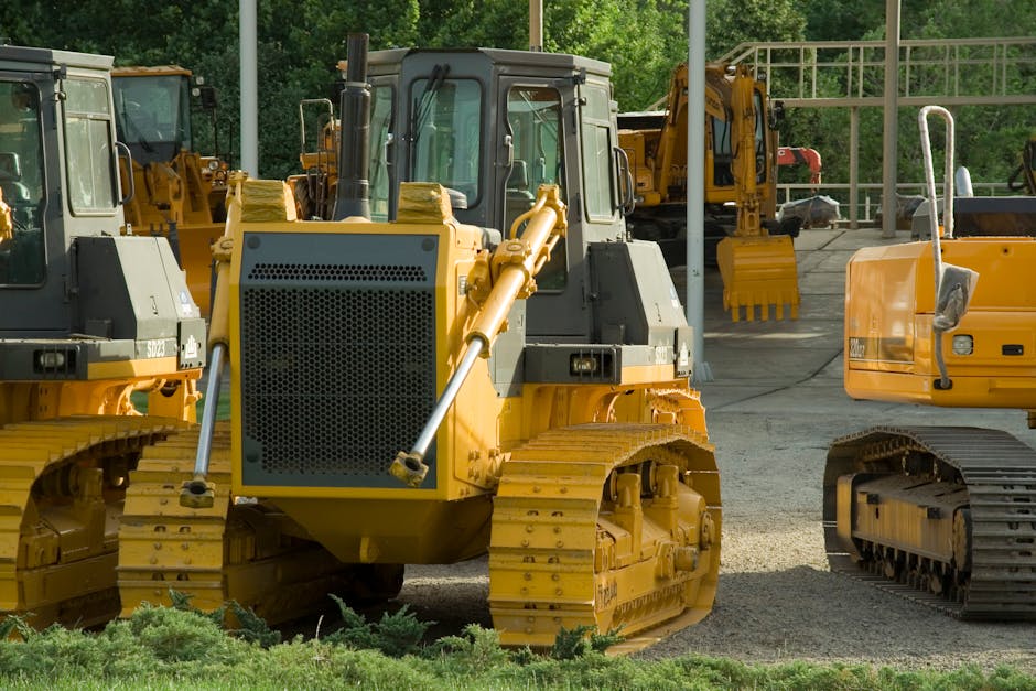 koparka gąsienicowa pracująca przy wykopie szerokoprzestrzennym na dużej budowie