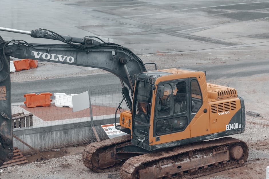 operator profesjonalnej koparki podczas precyzyjnego wykopu liniowego pod przewody energetyczne