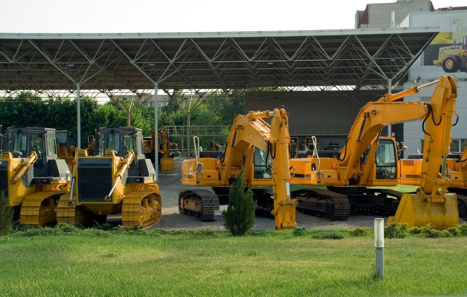 Ciężki sprzęt budowlany podczas prac ziemnych i korytowania pod podjazd